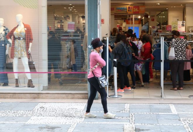 São Paulo - Comércio de rua reaberto após início da fase de transição do Plano São Paulo para combate à covid-19, no centro da capital.
