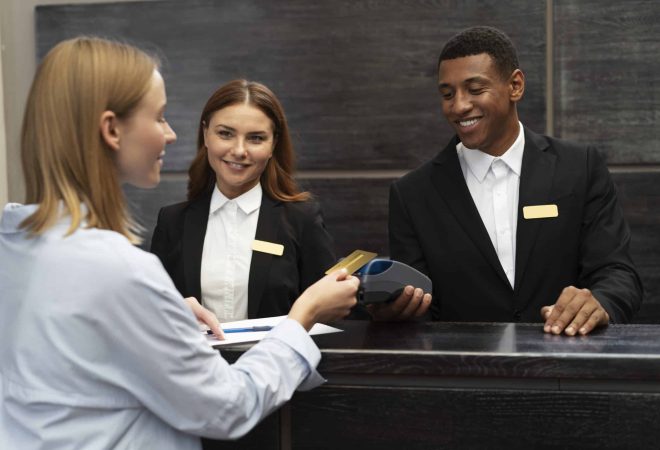 recepcionistas-em-ternos-elegantes-durante-o-horario-de-trabalho