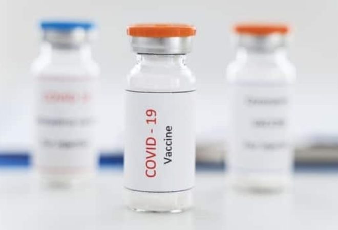 recipiente-de-coronavirus-em-close-up-da-mesa_23-2148755599