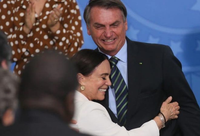 O presidente Jair Bolsonaro dá posse à secretária especial da Cultura do Ministério do Turismo, Regina Duarte