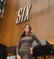 Renata Vichi na fachada da SIX, em São Paulo