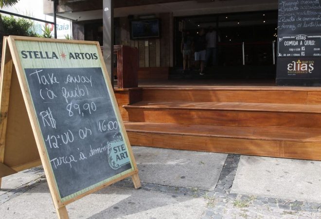 Rio de Janeiro - Restaurantes da Barra da Tijuca ainda funcinam com restrições após decreto governo estadual que flexibiliza medidas de isolamento social pela pandemia do novo coronavírus (covid-19). (Fernando Frazão/Agência Brasil)
