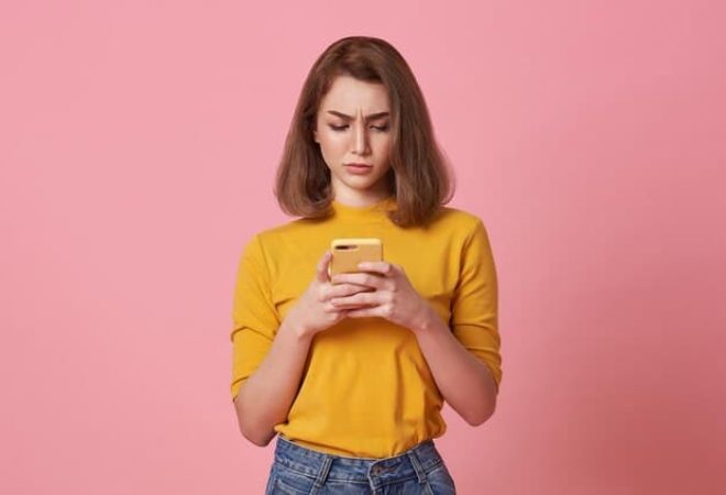 retrato-de-uma-mulher-confusa-e-irritada-usando-telefone-celular-e-expressando-mal-entendido_74952-3193