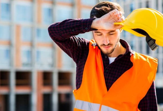 retrato-medio-trabajador-construccion-cansado_23-2148233717