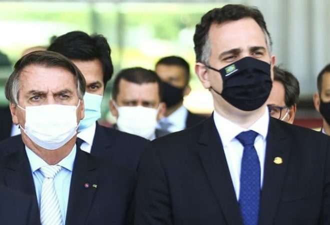 O presidente do STF, Luiz Fux, o presidente da Câmara, Arthur Lira, o presidente Jair Bolsonaro, e o presidente do Senado, Rodrigo Pacheco, durante declaração após reunião com  ministros e governadores.