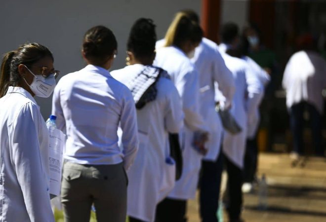 Médicos chegam ao local de prova para a segunda etapa do Exame Nacional de Revalidação de Diplomas Médicos Expedidos por Instituição de Educação Superior Estrangeira (Revalida) 2020, em Brasília.
