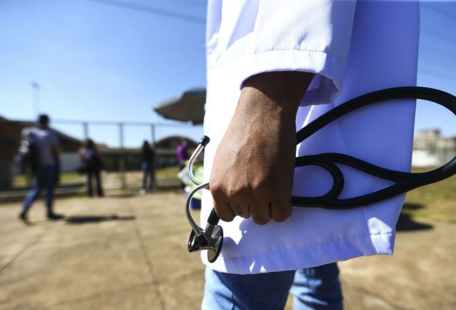 Médicos chegam ao local de prova para a segunda etapa do Exame Nacional de Revalidação de Diplomas Médicos Expedidos por Instituição de Educação Superior Estrangeira (Revalida) 2020, em Brasília.