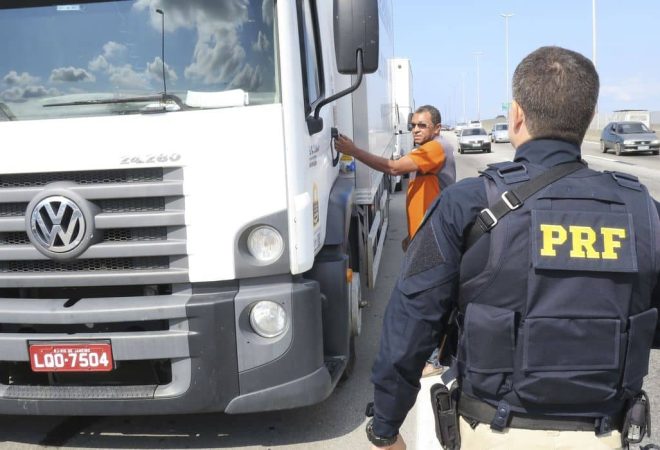 A Polícia Rodoviária Federal  (PRF) determinou aos caminhoneiros que estão parados no acostamento da BR-040, em frente à Refinaria Duque de Caxias (Reduc), que retirem os caminhões.