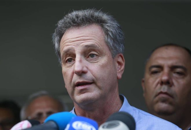 O  presidente do Flamengo, Rodolfo Landim, fala à imprensa sobre o incêndio no centro de treinamento do clube, na zona oeste da cidade