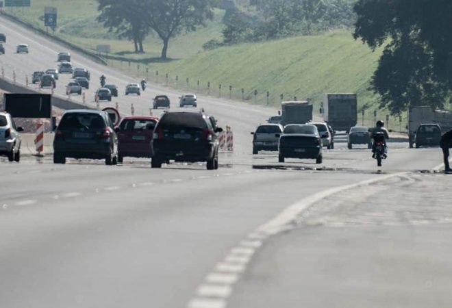 SÃO PAULO, SP, BRASIL,  11-05-2013, 11h30: Movimentação na rodovia dos Bandeirantes, em São Paulo. (Foto: Marcelo Camargo/ABr)