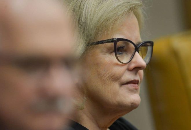 A ministra Rosa Weber, durante sessão de julgamento sobre limite para compartilhamento de dados fiscais