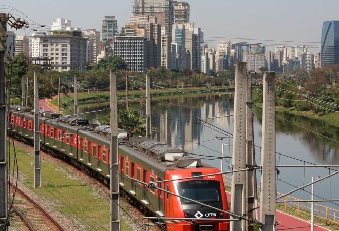 São Paulo - Trem da Companhia Paulista de Trens Metropolitanos - CPTM na Marginal Pinheiros.