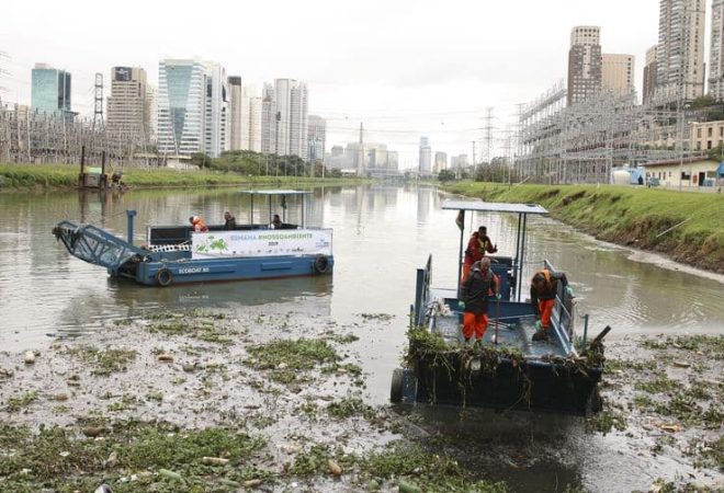 Testes com dois barcos coletores de resíduos flutuantes, os chamados Ecoboats, no rio Pinheiros, em São Pauo.
