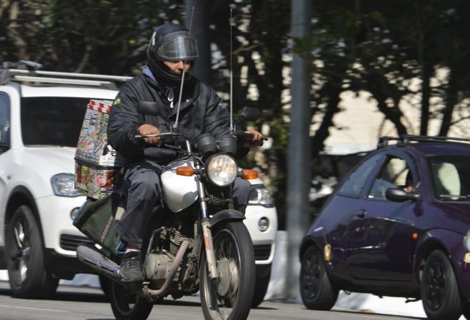 Motos equipadas com antena aparadora, que previne acidentes de motoqueiros com linhas de pipas com cerol, na Marginal Pinheiros, região oeste de São Paulo.