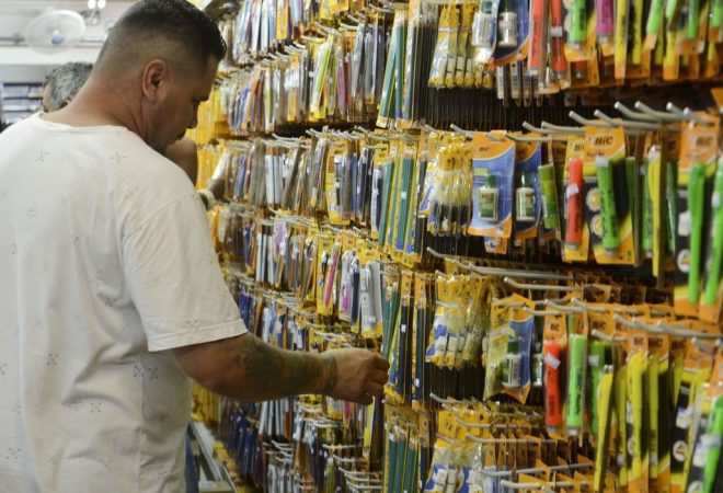 Venda a varejo de material escolar em lojas da 25 de Março, região central.