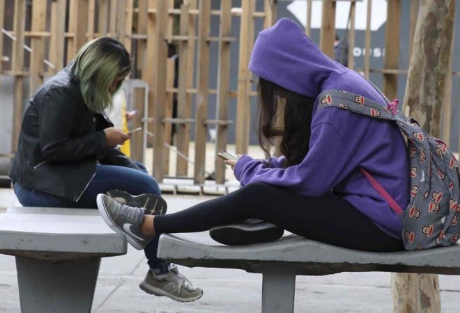 Uso contínuo de celular com  a cabeça inclinada para baixo pode gerar problemas na cervical.