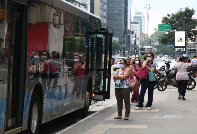 Usuários do transporte público esperam ônibus em ponto da Avenida Paulista durante a fase vermelha da pandemia de covid-19 na capital.