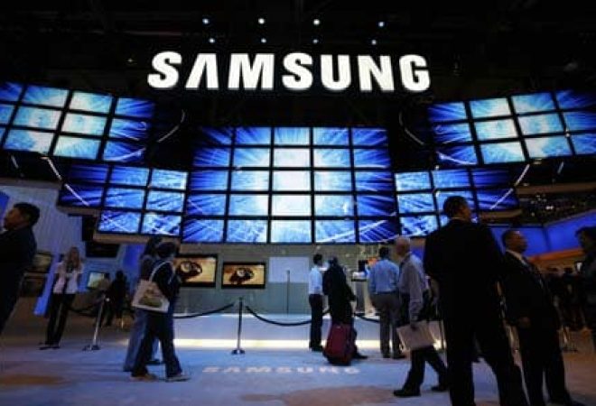 Some of the 120 flat panel screens are seen at the entrance to the Samsung booth at the annual Consumer Electronics Show (CES) in Las Vegas, Nevada January 9, 2009. REUTERS/Rick Wilking  (UNITED STATES) CES/