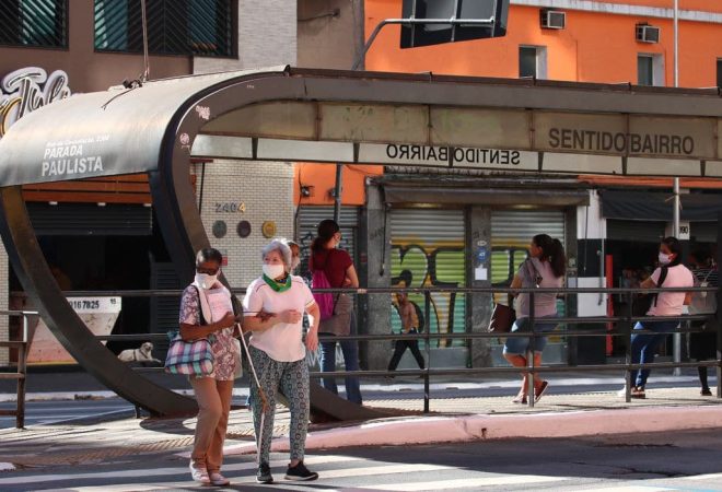 Pedestresutilizam máscaras de proteção contra covid-19 na rua da Consolação