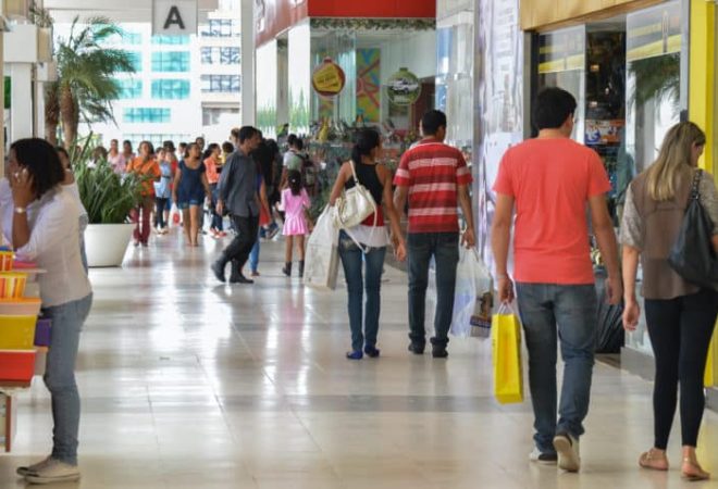 Shopping no centro de Brasília tem movimento intenso no último fim de semana antes do Natal