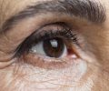 sobrancelha-de-close-up-da-mulher-senior