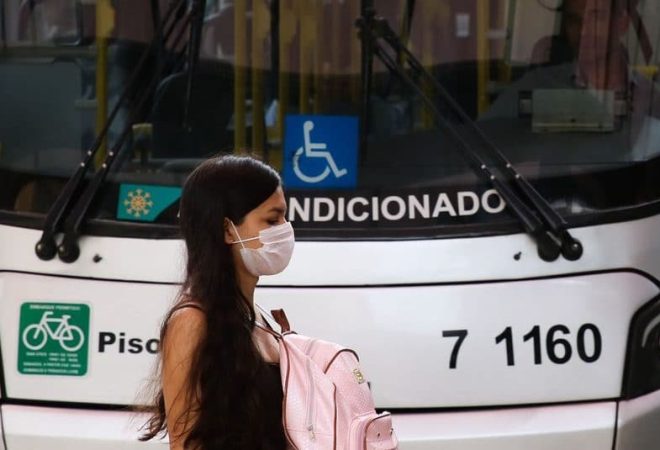 Passageira de ônibus no terminal Bandeira, adere ao uso de máscaras descartáveis por precaução contra o coronavírus