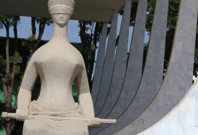 Estátua da justiça em frente ao Palácio do Supremo Tribunal Federal na Praça dos Três poderes em Brasília