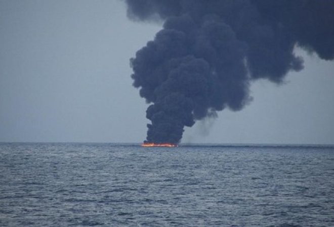 Navio petroleiro iraniano é visto em chamas após colidir com navio de carga chinês no mar do leste da China