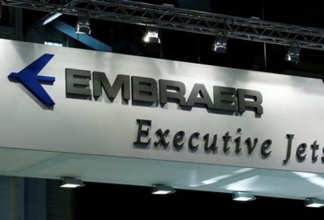 Logo da Embraer durante evento em Genebra, na Suíça