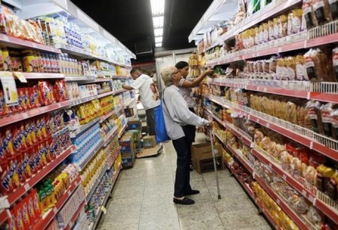 Consumidora observa preços em mercado no Rio de Janeiro