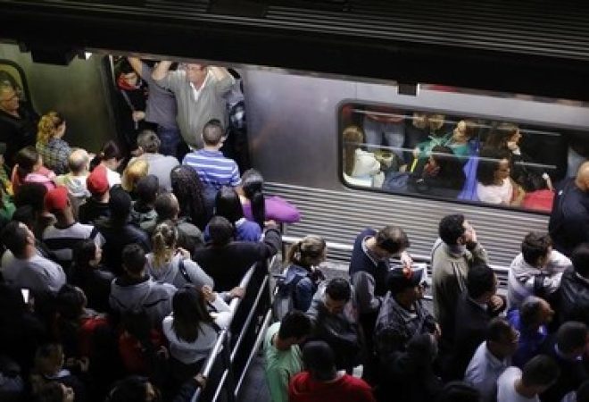 Passageiros esperam para embarcar em metrô na Estação da Sé, São Paulo