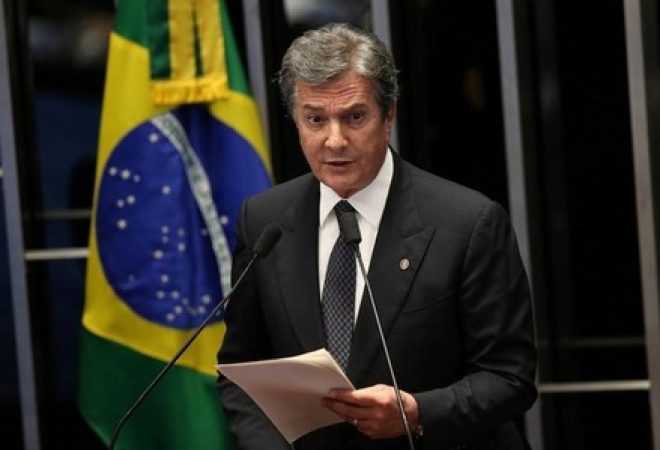 Senador Fernando Collor discursa da tribuna do Senado