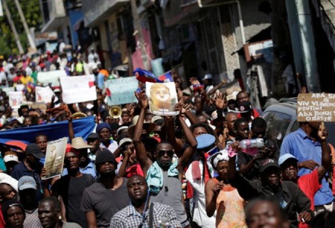 Manifestantes haitiano protestem em Porto Príncipe contra presidente dos EUA, Donald Trump
