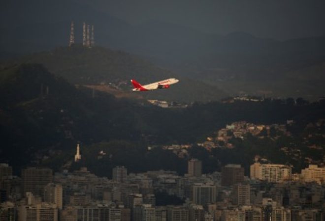 Avião decola do Aeroporto Santos Dumont, no Rio de Janeiro