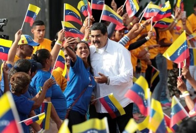 Maduro posa com simpatizante durante evento em Caracas