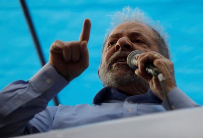 Ex-presidente Luiz Inácio Lula da Silva discursa em Porto Alegre