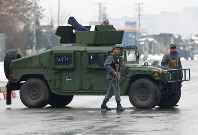 Agentes da polícia afegã são vistos perto de local de ataque contra a academia militar Marshal Fahim em Cabul, Afeganistão