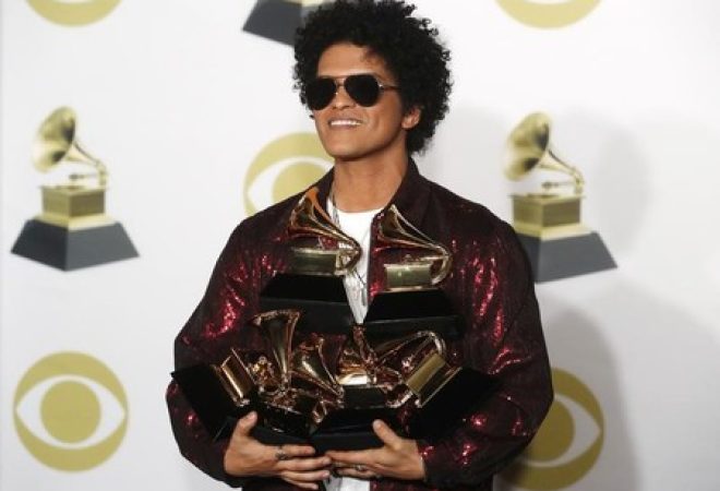 Bruno Mars posa para fotos com prêmios do Grammy, em Nova York