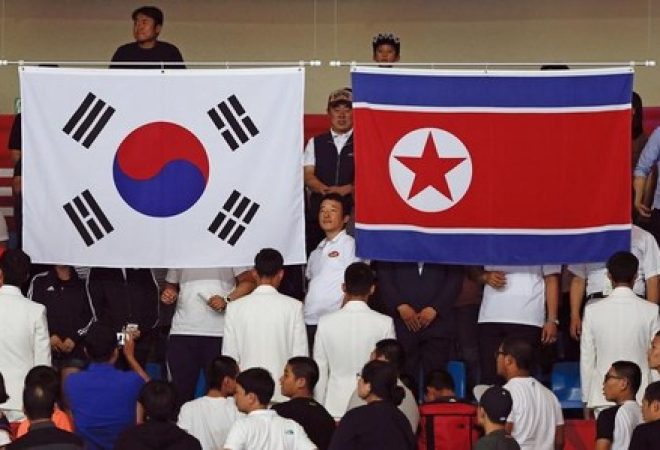 Bandeiras da Coreia do Sul e Coreia do Norte são vistas durante evento esportivo em Incheon