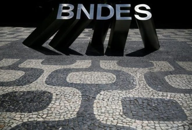 Logo do BNDES en frente a sede do banco no Rio de Janeiro