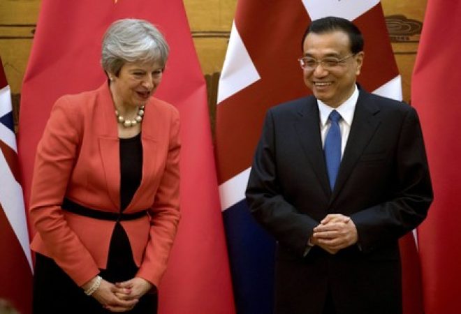 Premiê britânica, Theresa May, e premiê chinês, Li Keqiang, em Pequim