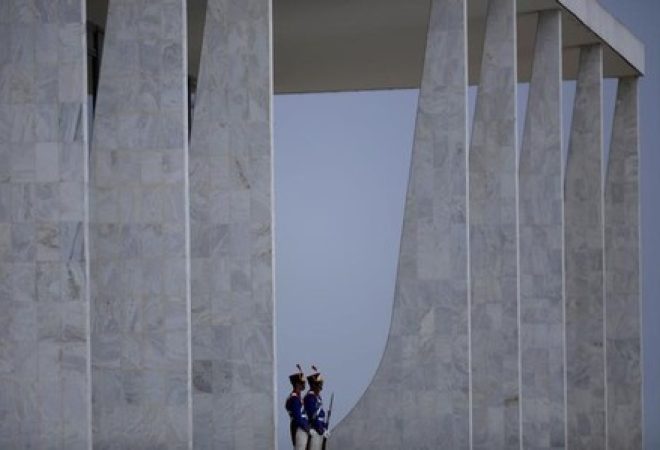 Soldados em frente do Palácio do Planalto