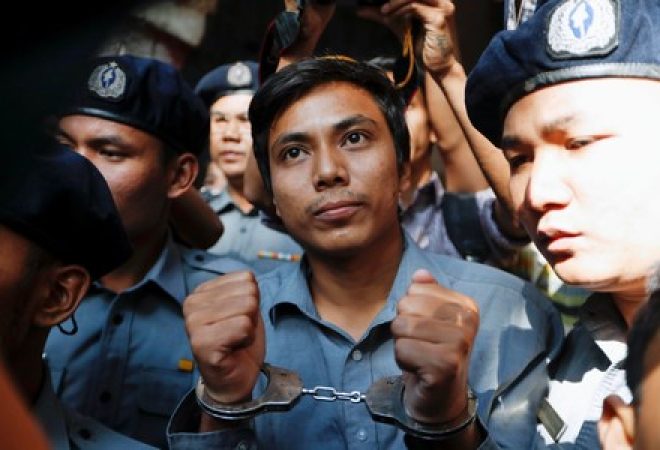 Jornalista da Reuters detido em Mianmar Kyaw Soe Oo é escoltado por policiais, em Yangon