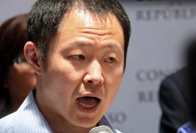 Parlamentar Kenji Fujimori durante coletiva de imprensa em Lima, no Peru
