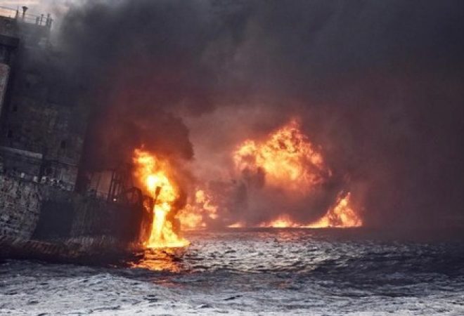 Petroleiro iraniano Sanchi é visto em chamas no Mar do Leste da China