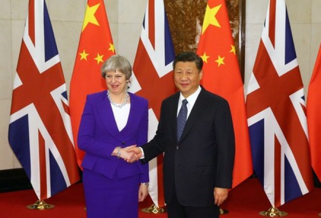 Primeira-ministra britânica, Theresa May, e presidente da China, Xi Jinping, em Pequim