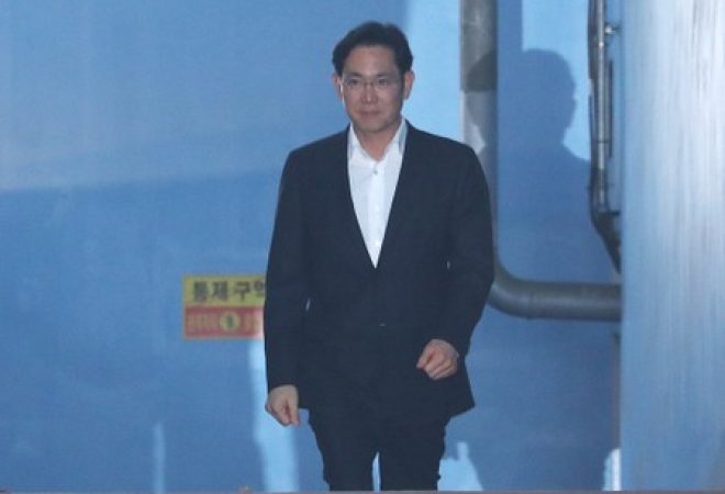 Vice-presidente da Samsung Electronics, Jay Y. Lee, deixa tribunal em Seul, na Coreia do Sul