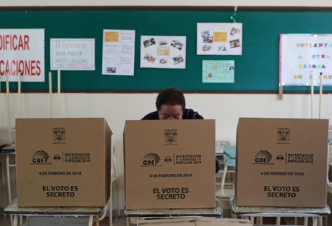 Mulher vota em referendo sobre reeleição em Quito, no Equador