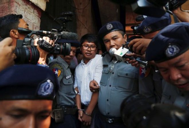 Wa Lone, repórter da Reuters detido em Mianmar, é escoltado por policiais em Yangon