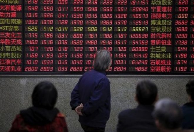 Investidores observam dados de ações em casa de corretagem em Xangai, na China
